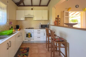 Kjøleskap, mikrobølgeovn, ovn og oppvaskmaskin