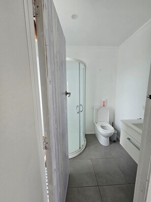 Shower, towels, soap, shampoo