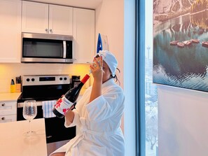 Mikrobølgeovn, ovn, kokeplater og oppvaskmaskin