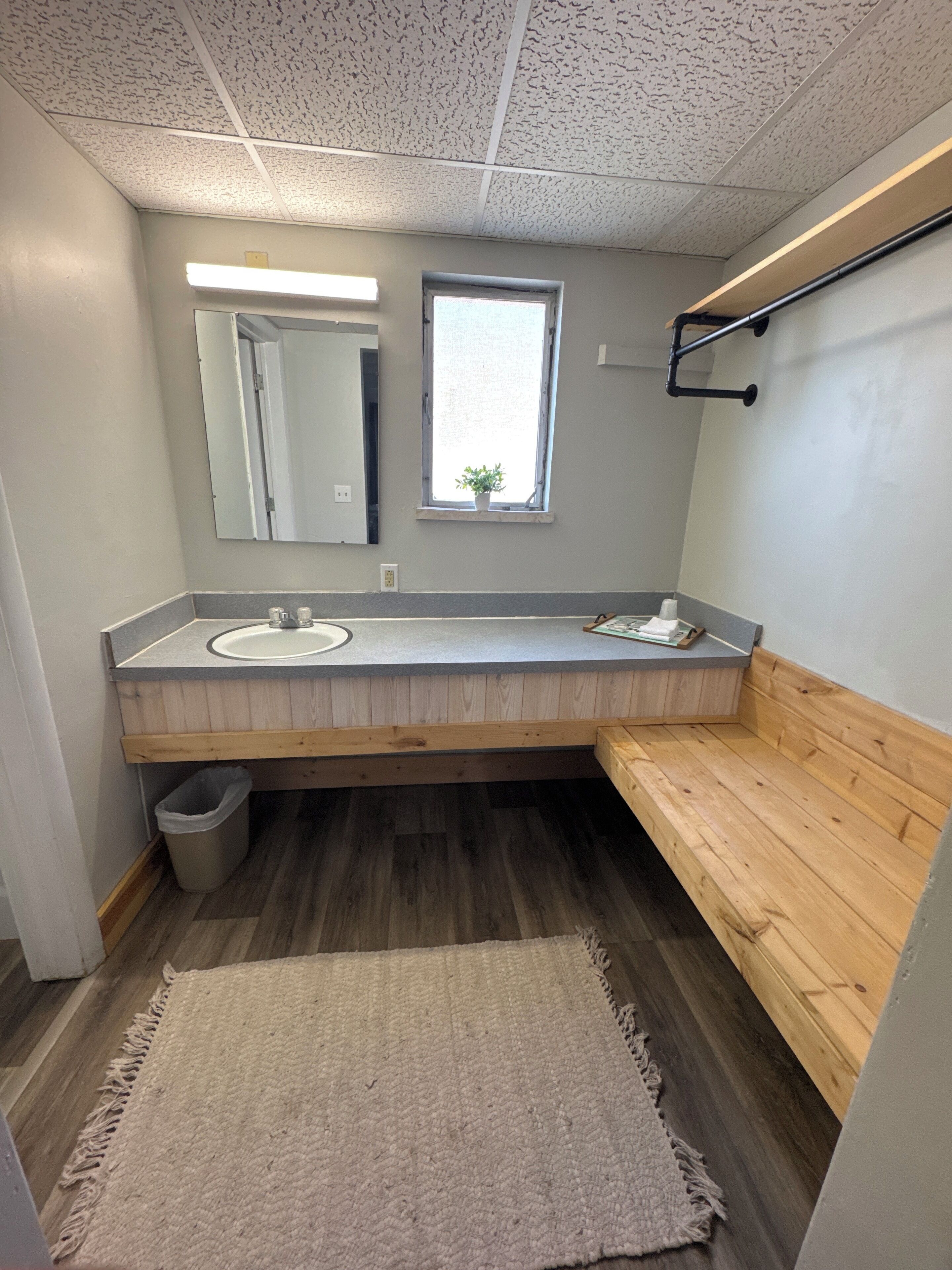 Toallas, jabón, shampoo, papel higiénico