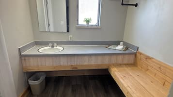 Toallas, jabón, shampoo, papel higiénico