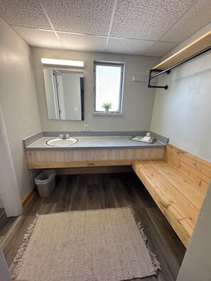 Classic Double Room | Bathroom | Towels, soap, shampoo, toilet paper