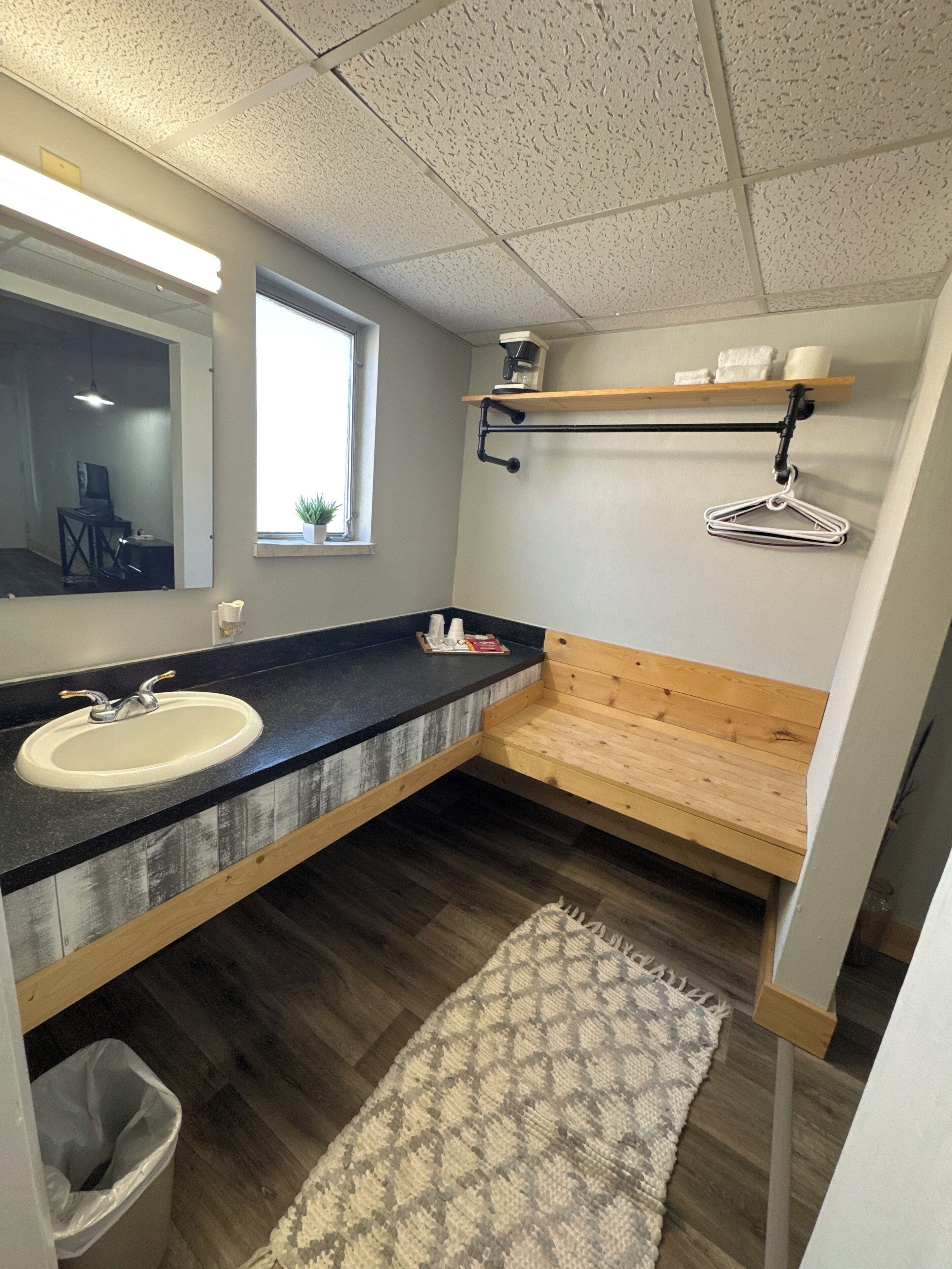 Habitación individual básica, 1 cama doble | Baño | Toallas, jabón, champú y papel higiénico