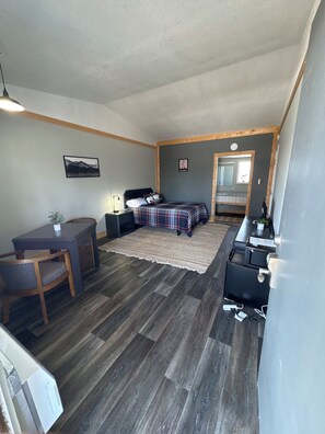 Basic Single Room, 1 Double Bed | Free WiFi - Tecumseh Inn and Suites (Tecumseh)