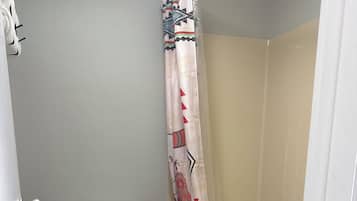 Serviettes fournies, savon, shampooing, papier de toilette