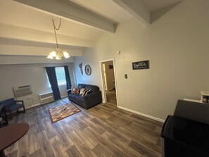 Design Studio Suite | Free WiFi - Tecumseh Inn and Suites (Tecumseh)