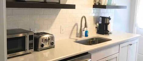 Micro-ondes, four, plaque de cuisson, lave-vaisselle