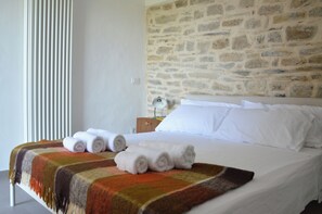 3 bedrooms, iron/ironing board, free WiFi, bed sheets - Charming vacation home in Ligurian village with terrace and sea view (Civezza)