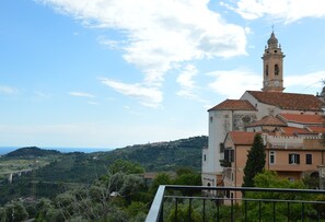 Property grounds - Charming vacation home in Ligurian village with terrace and sea view (Civezza)