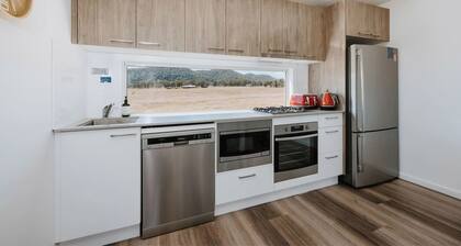 Silver Oak Quiet Countryside Cottage by the Vines