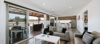 Silver Oak Quiet Countryside Cottage by the Vines