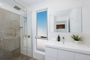 Hair dryer, towels - Silver Oak Quiet Countryside Cottage by the Vines (Buckaroo)