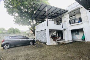 Free self-parking - OYO 95134 Guest House Bonto Sunggu (Makassar)