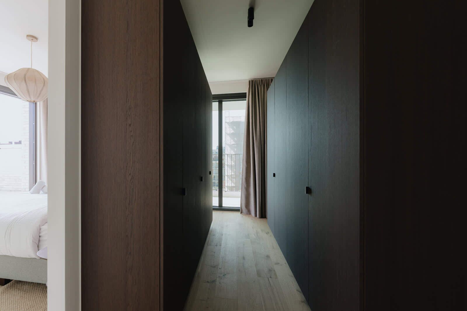 Een strijkplank/strijkijzer, wifi, beddengoed