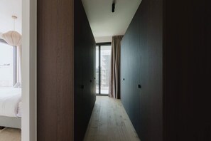 Een strijkplank/strijkijzer, wifi, beddengoed