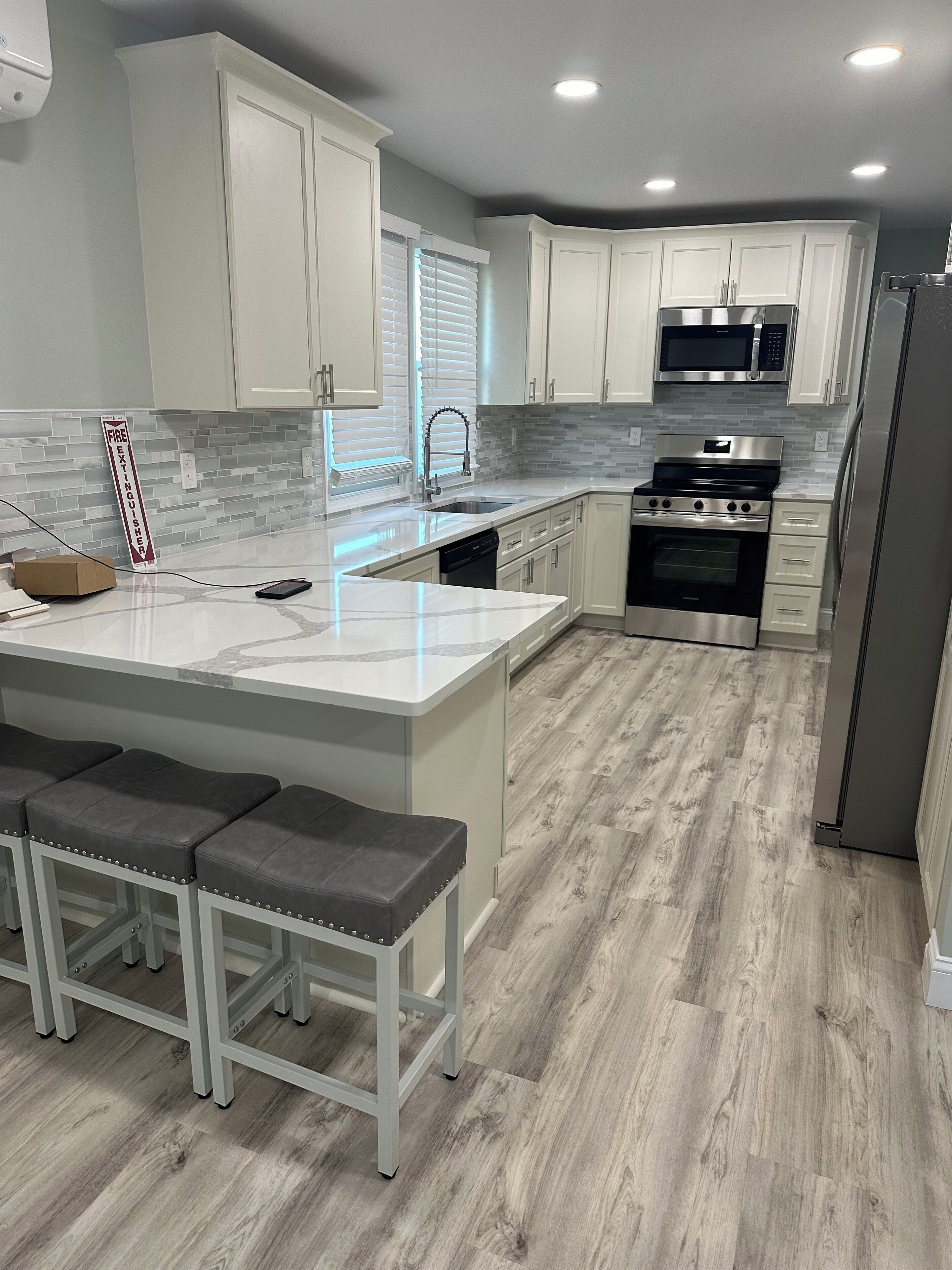 Mikroaaltouuni, uuni, liesi, astianpesukone