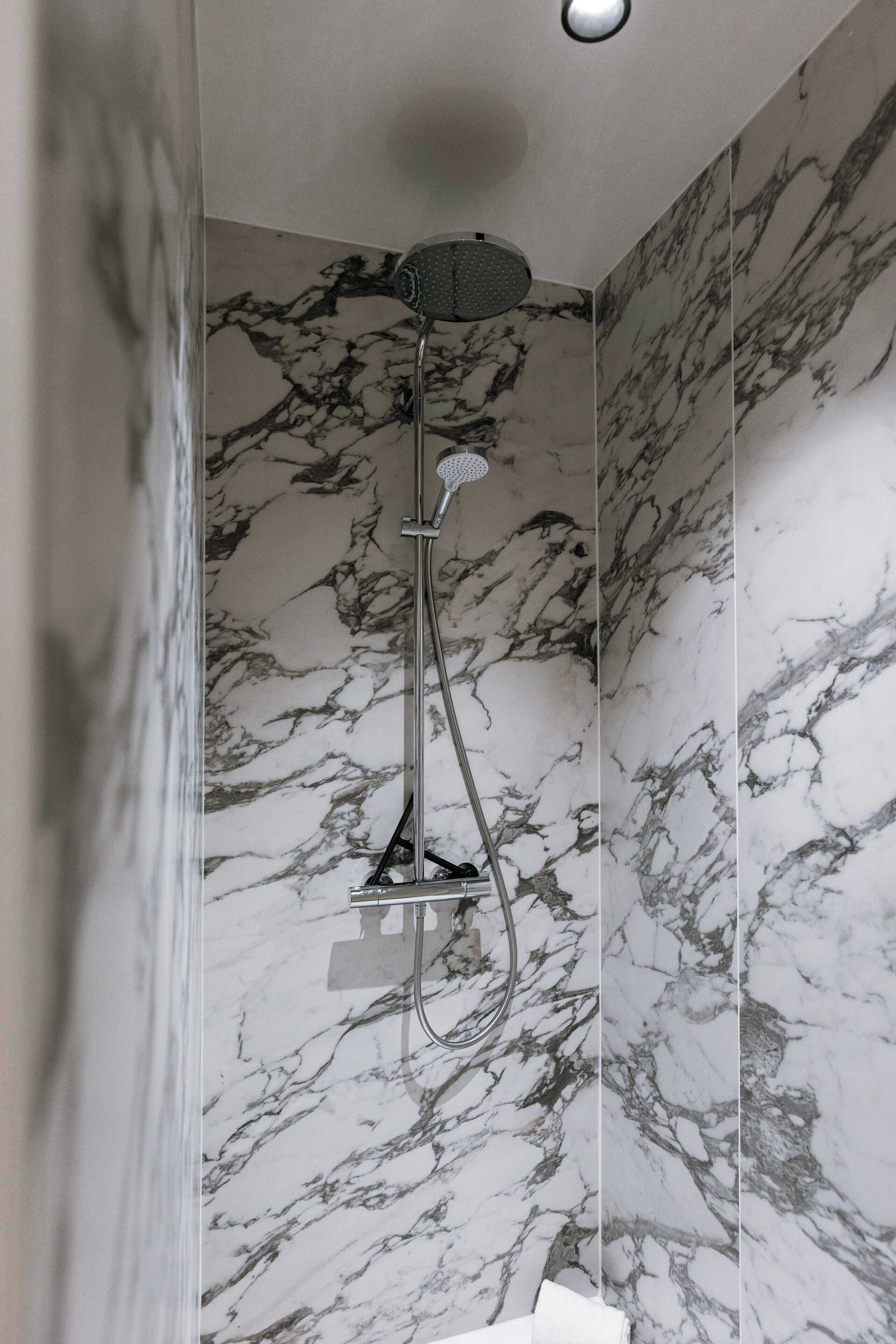 Een douche, een haardroger, handdoeken, shampoo