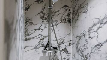 Een douche, een haardroger, handdoeken, shampoo