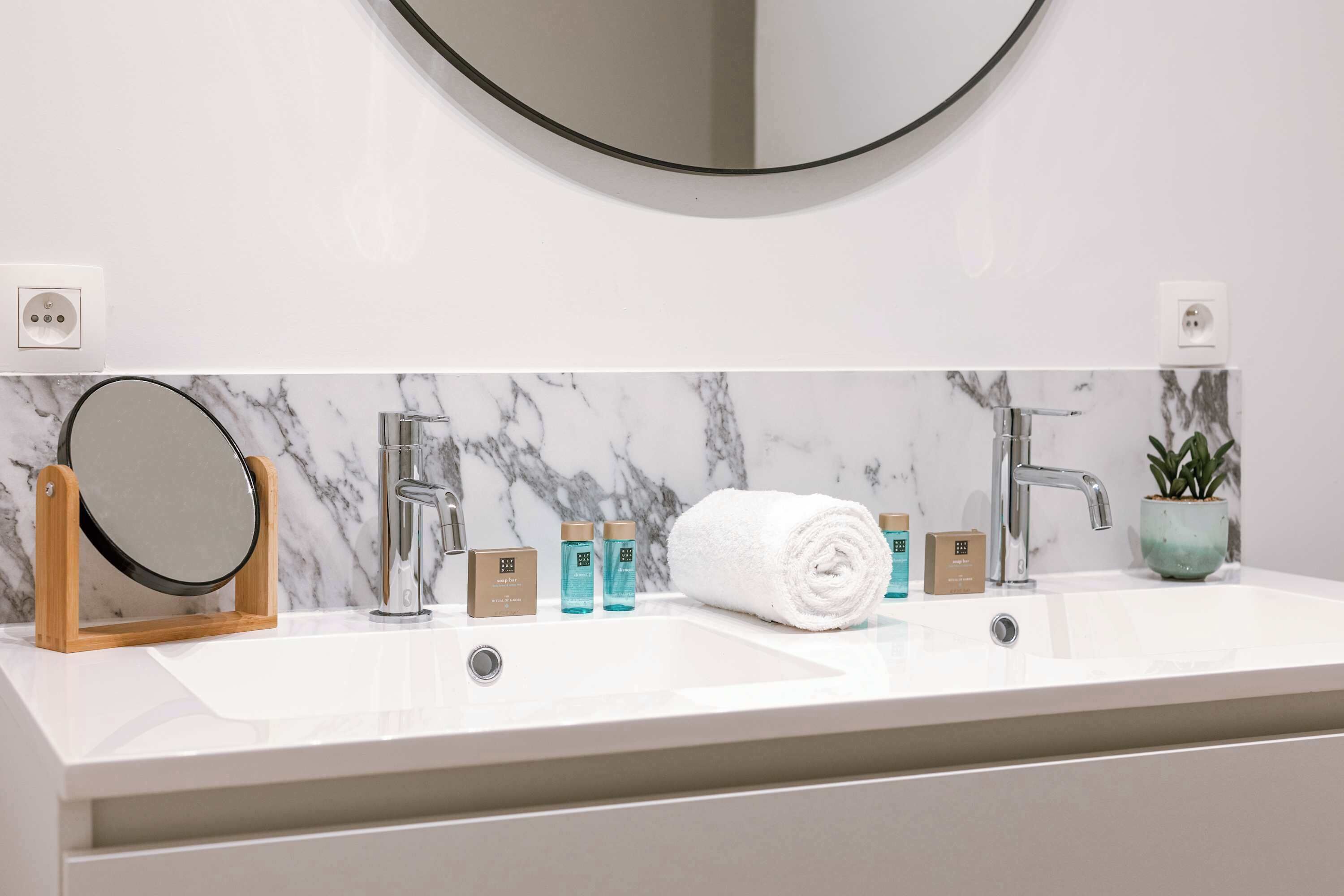 Douche, sèche-cheveux, serviettes fournies, shampoing