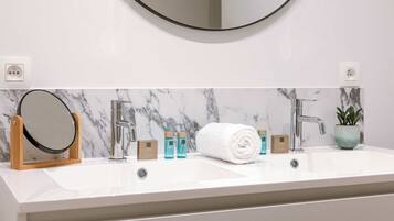 Douche, sĂšche-cheveux, serviettes fournies, shampoing