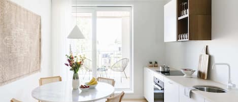 Fridge, oven, stovetop, dishwasher