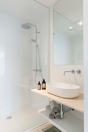 Douche, serviettes fournies, shampoing