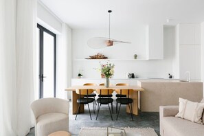 TV, offices - Smart 2-BR Apartment with Patio (Antwerpen)