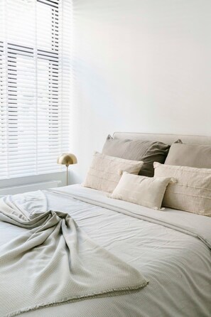 3 bedrooms, travel cot, WiFi, bed sheets - Smart 2-BR Apartment with Patio (Antwerpen)