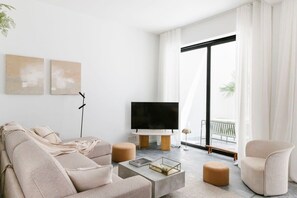 TV, offices - Smart 2-BR Apartment with Patio (Antwerpen)