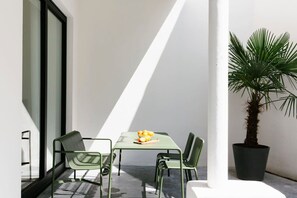 Outdoor dining - Smart 2-BR Apartment with Patio (Antwerpen)