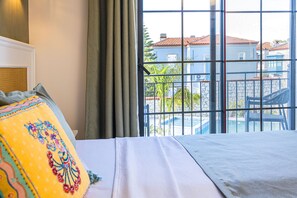 Habitació superior, vistes a la piscina | Caixa forta a l'habitació i escriptori 