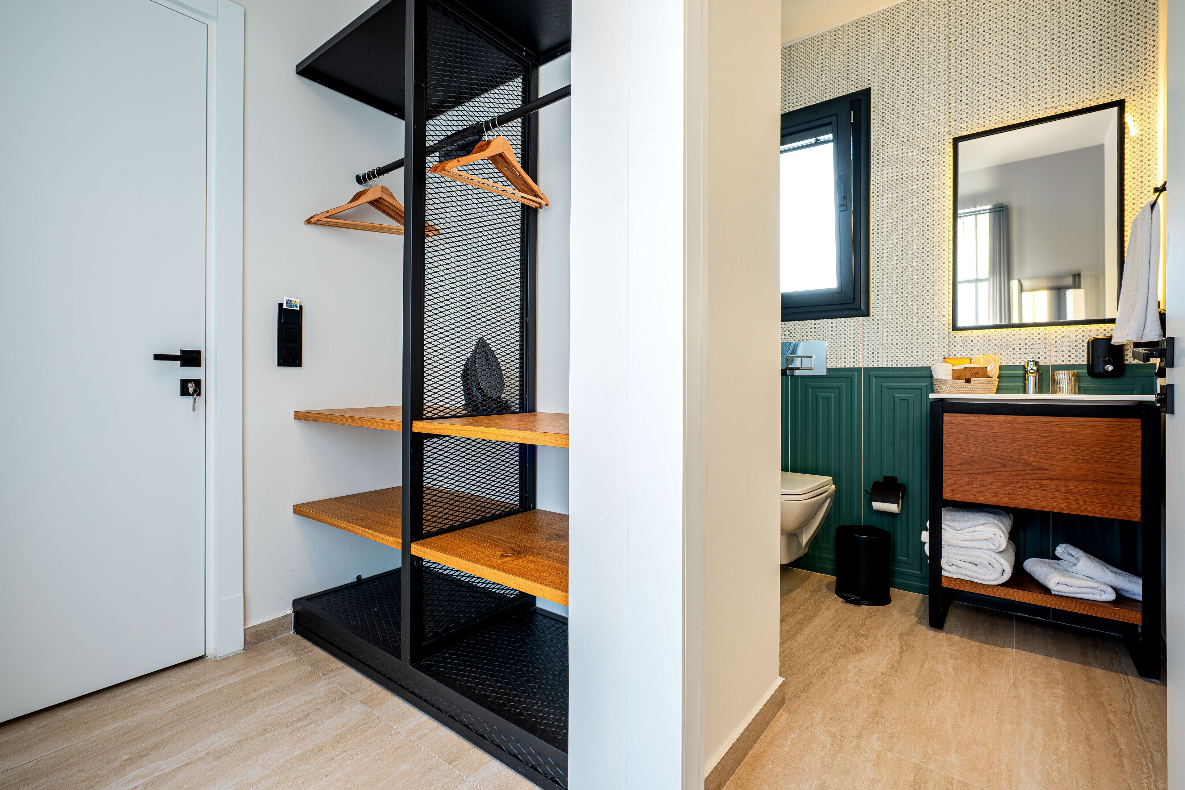 Deluxe kamer, uitzicht op zwembad | Badkamer | Een douche, gratis toiletartikelen, pantoffels, handdoeken