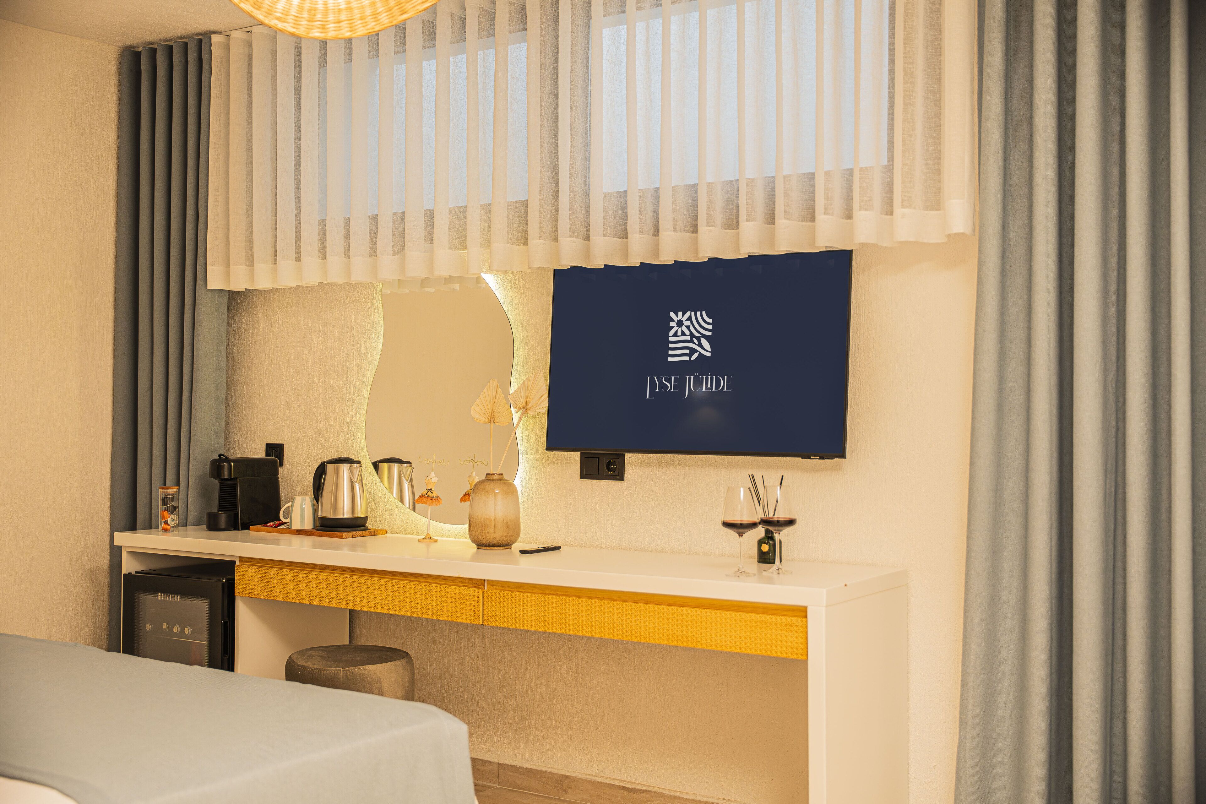 Zimmersafe, Schreibtisch, laptopgeeigneter Arbeitsplatz