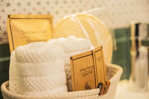 Ducha, artículos de higiene personal gratuitos, zapatillas y toallas