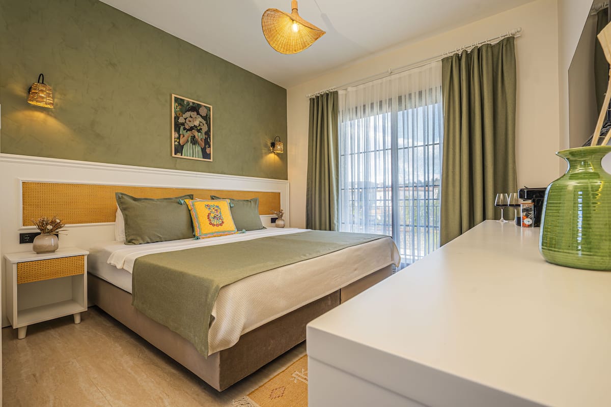 Habitación superior, vistas a la piscina | Caja fuerte, escritorio, espacio para trabajar con un portátil