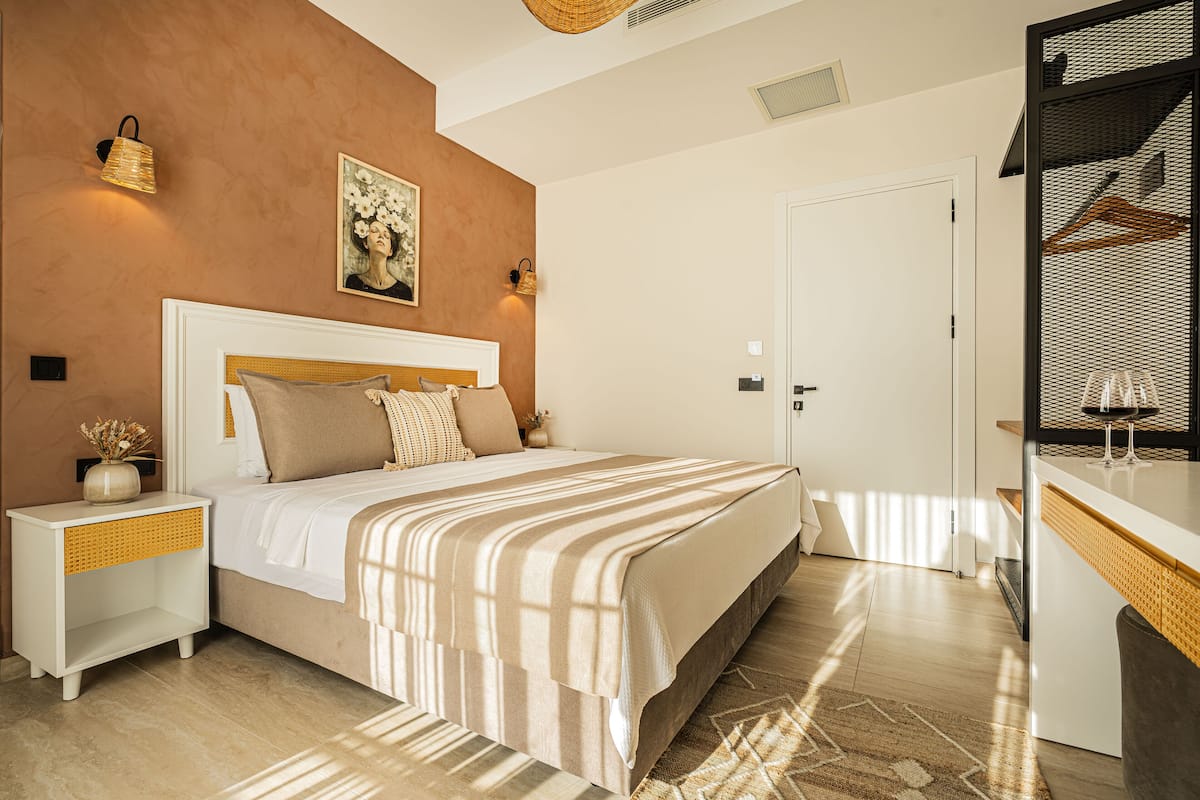 Habitación superior, vistas a la ciudad | Caja fuerte, escritorio, espacio para trabajar con un portátil