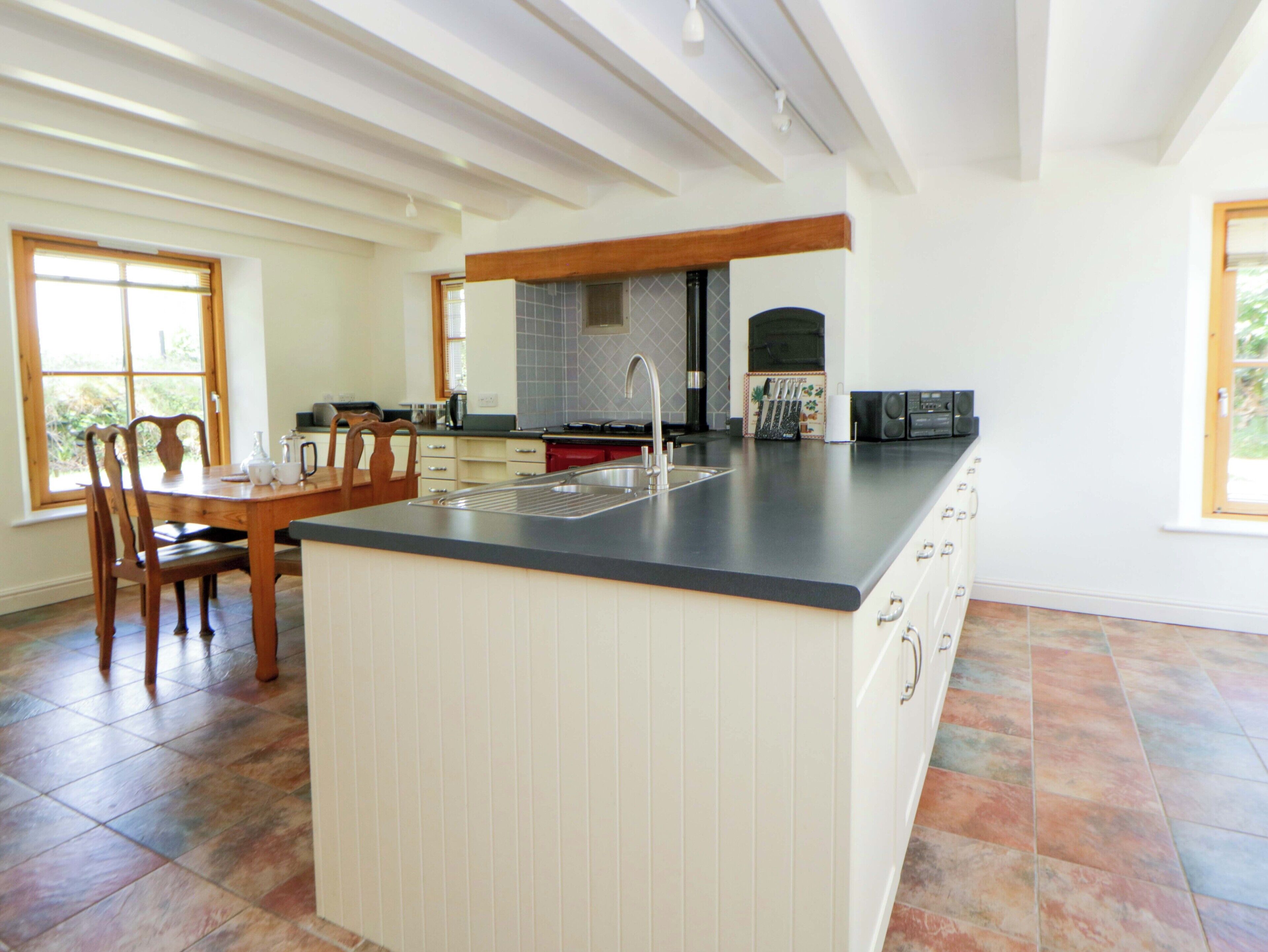 Cottage | Private kitchen | Dishwasher, cookware/dishes/utensils