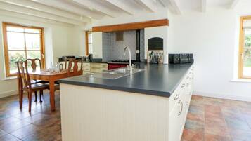Cottage | Private kitchen | Dishwasher, cookware/dishes/utensils