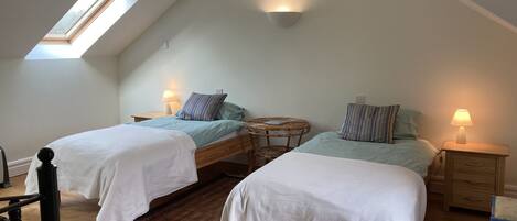 2 Schlafzimmer, individuell dekoriert, individuell eingerichtet