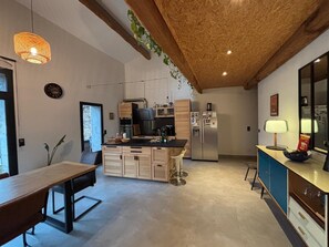 Private kitchen - Near Béziers unusual house, "LOFT VIGNERON". (Pouzolles)