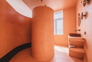 Een douche, een haardroger, handdoeken, shampoo