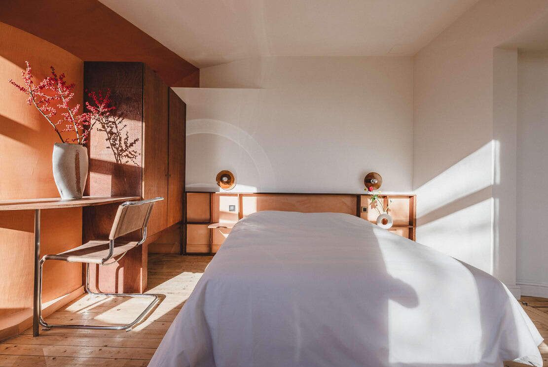 Een bureau, reisbedje, wifi, beddengoed