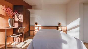Een bureau, reisbedje, wifi, beddengoed