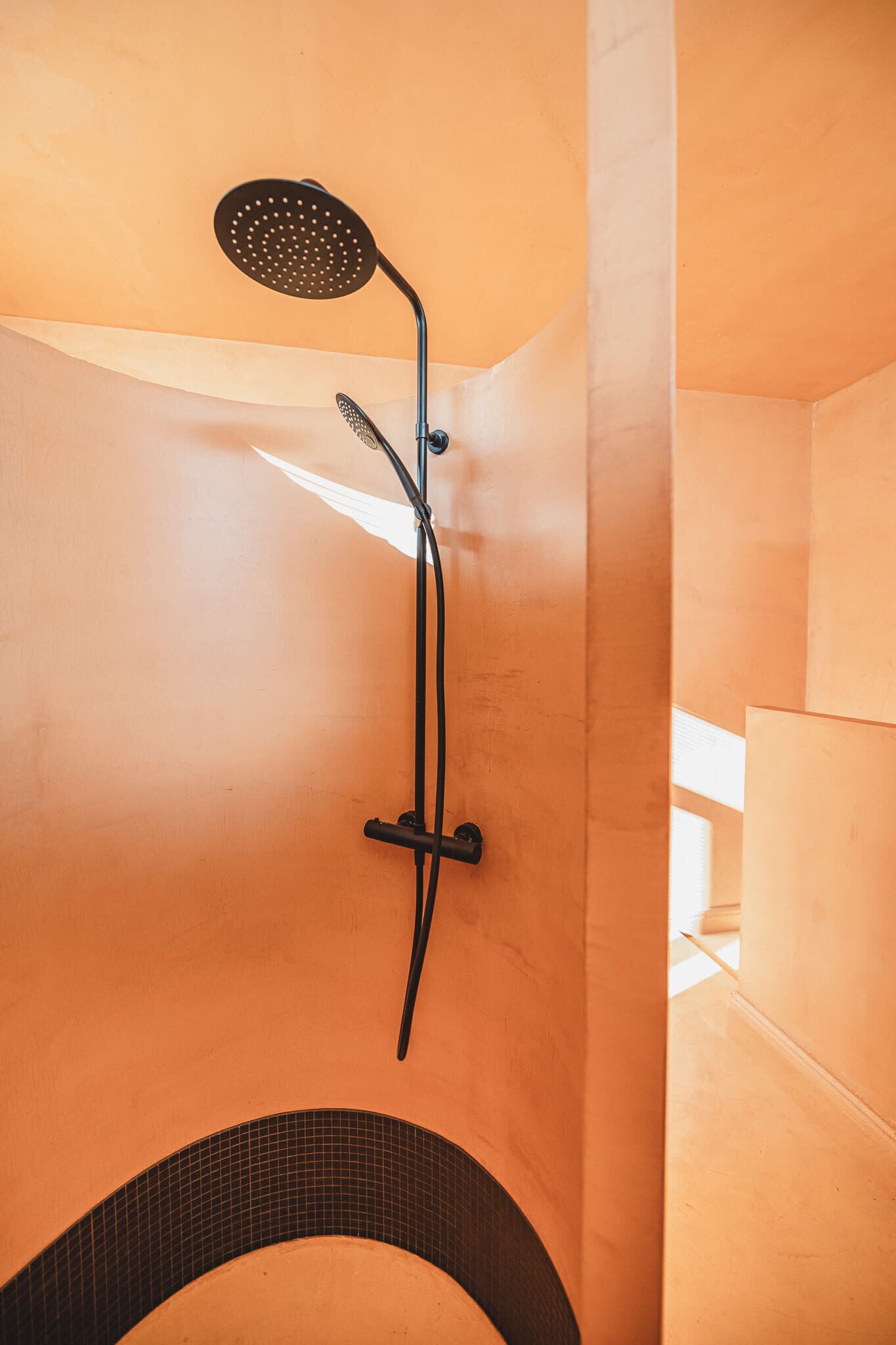 Een douche, een haardroger, handdoeken, shampoo
