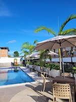 Una piscina al aire libre