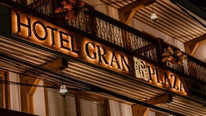 En hotellskylt med namnet ”HOTEL GRAN PLAZA”.