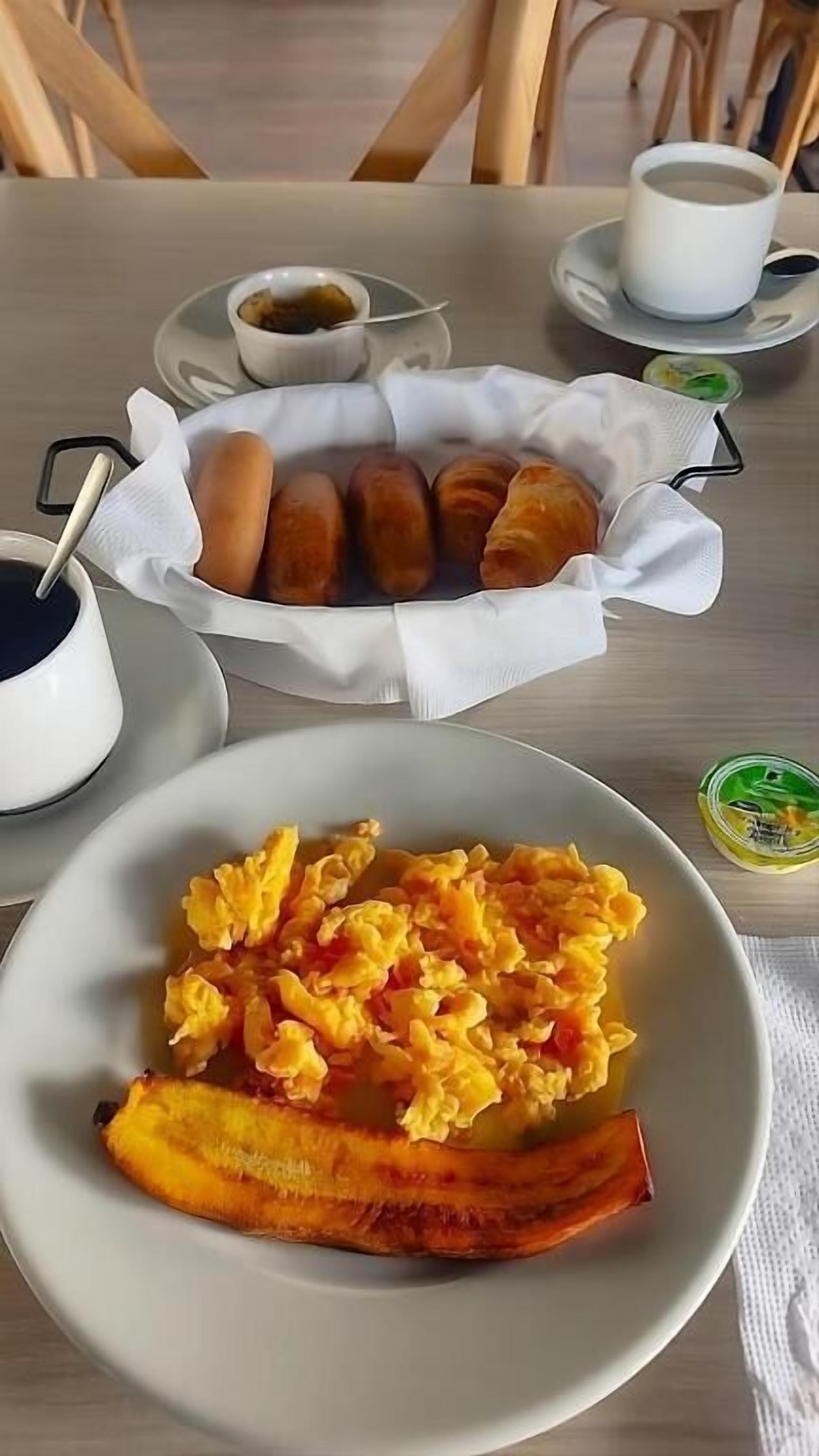 Café da manhã com pratos da culinária local grátis todos os dias