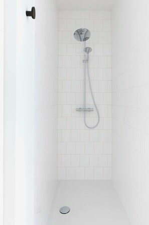 シャワー、ヘアドライヤー、タオル、シャンプー