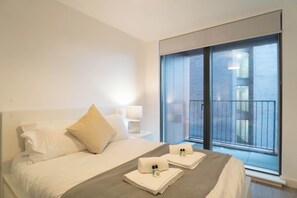 Iron/ironing board, WiFi, bed sheets - Bright 1 Bed Apartment in Manchester w Balcony (Salford)