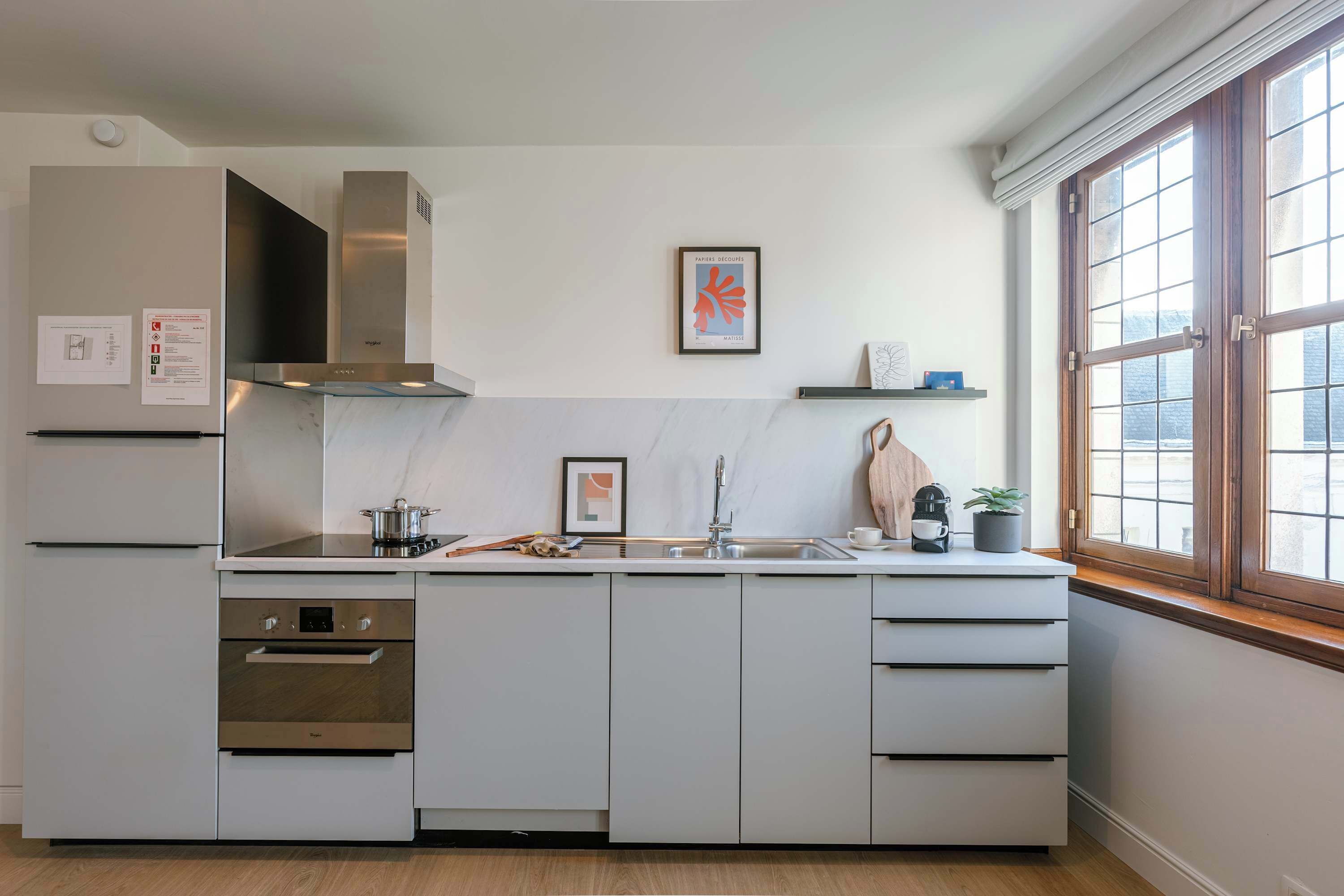 Kjøleskap, mikrobølgeovn, ovn og kokeplater